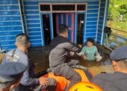 Respon Cepat, Satbrimob Polda Kalteng Bantu Warga Korban Banjir