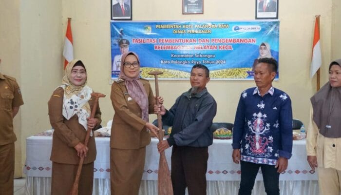 Pemko Palangka Raya Serahkan 18 Perahu Motor untuk Tingkatkan Produktivitas Nelayan