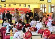 Polda Kalteng Bagikan 1.200 Paket Makanan Bergizi untuk Siswa SD