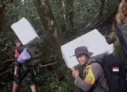 Bukti Dedikasi untuk Negeri, TNI-Polri Salurkan Logistik di Pedalaman Kalteng Naik Bukit Lewati Hutan Belantara