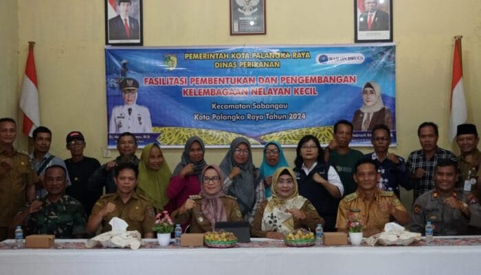 Pemko Palangka Raya Serahkan Bantuan Perahu Motor untuk Tingkatkan Kesejahteraan Nelayan