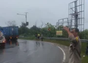 Polisi Respon Cepat Tangani Tabrakan di Tikungan S Kalampangan  