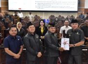 Wabup Kapuas Dodo Serahkan 6 Naskah Raperda Pada Pimpinan DPRD