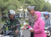 Bagikan Takzil, Beginilah Cara Satlantas Polres Kapuas di Bulan Suci Ramadhan