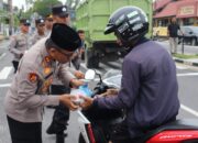 Berkah Ramadhan, Kapolres Kobar Bagikan Ratusan Takjil Gratis Kepada Pengendara