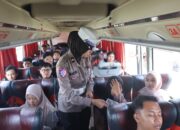 Mudik Gratis, Ditlantas Polda Kalteng Bagikan Buku Saku Keselamatan Berlalu Lintas Kepada Para Pemudik
