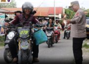 Berbagi Takjil, Tak Hanya Bagi Makanan Tapi Makin Pererat Komunikasi Jajaran Polres Gunung Mas Dengan Warga