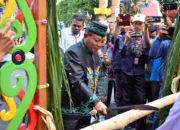 Pemkab Kapuas Gelar Prosesi Adat Dayak Sambut Bupati Wiyatno dan Wakil Bupati Dodo