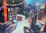 Aksi Pencurian Terekam CCTV, Maling Hanya Kenakan Celana Dalam dan Topeng