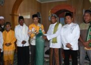 Bupati Rifa’i dan Kepala Bapenda Wakafkan Karpet dan Sajadah di Masjid Miftahul Hidayah