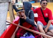 Warga Terdampak Banjir, Anggota DPRD Barut bersama Istrinya Distribusikan Bantuan Makanan