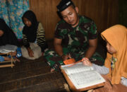Anggota Satgas TMMD ke-124 Ajarkan Mengaji Al-Qur’an ke Anak-anak