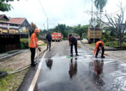 TRC Pusdalops PB BPBD Barut Besrsihkan Tumpahan Oli di Jalan Poros Kelurahan Jambu