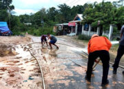 TRC Pusdalops PB BPBD Barut Bersama Warga Lakukan Pembersihan Jalan Licin