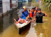 Personel TRC BPBD Barut Sigap Evakuasi Lansia dan Kendaraan Terdampak Banjir