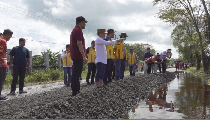 Antisipasi Arus Mudik, Gubernur Kalteng Cek Langsung Kondisi Jalan Rusak