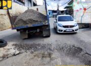 Bukti Pemkab Barito Utara Hadir, DPUPR Timbun Jalan Berlubang di Muara Teweh