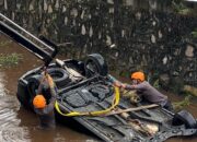 Mobil Terbalik di Jalan Soekarno, Ditsamapta Polda Kalteng Bantu Evakuasi