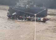 Taksi Motor Kelotok Mati Mesin Ditabrak Tongkang Batubara, Penumpang Melpompat ke Sungai