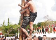 Personel Rumkit Bhayangkara Ikut Lomba Panjat Pinang Meriahkan Hari Bhayangkara ke-79
