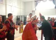 Bupati Wiyatno dan Wakilnya Dodo di Anugerahi Warga Kehormatan Batak pada Kegiatan Pengukuhan KKBB-BP Kabupaten Kapuas