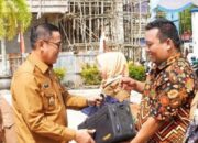 Pj Bupati BaritSerahkan Bantuan Peralatan Pendidikan, Pj Bupati Barut: Tugas Pemerintah Membantu Masyarakat