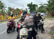 Jelang HUT RI ke-80, Brimob Kalteng Bagikan Ratusan Bendera Merah Putih ke Pengguna Jalan Raya