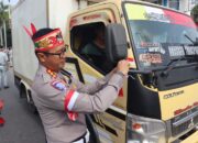 Semangat Kemerdekaan, Ditlantas Polda Kalteng Bagikan 1.000 Bendera Merah Putih