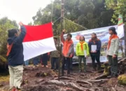 Rayakan HUT ke-80 RI, Comodo Mapala UPR Kibarkan Bendera Merah Putih di Puncak Bukit Raya