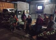 Bersama Warga, Babinsa Koramil Barabai Ronda Poskamling di Desa Kayu Bawang