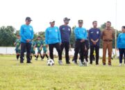 Bupati Heriyus Resmi Tendang Bola Pertama, Tanda Dibukanya Turnamen Bupati Cup I HEBAT 2025