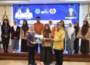 Bupati Kapuas Serahkan Penghargaan Pemenang Lomba Karya Jurnalistik Pelajar