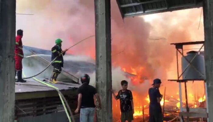 Korsleting Listrik Picu Kebakaran, Sepuluh Rumah Panggung di Mendawai Ludes Dilalap Api