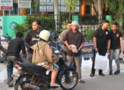 Polisi Remaja Polresta Palangka Raya Tebar Kepedulian, Bagikan Takjil kepada Pengguna Jalan
