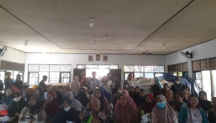 Di Balik Antrean Bantuan, Polisi Hadir Menjaga Harapan Warga Panarung