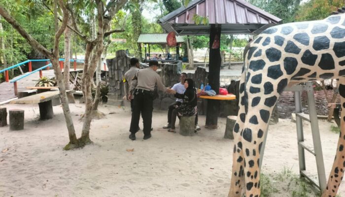Patroli Humanis di Surung Danum, Polsek Bukit Batu Kenalkan Layanan Aduan 110 kepada Wisatawan
