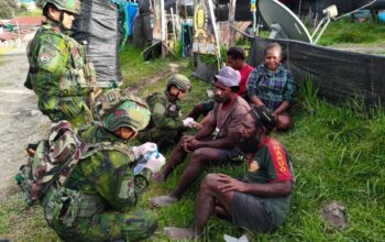 Satgas Yonif 62 Tebar Kepedulian di Sinak, Warga Papua Terima Bantuan dan Layanan Kesehatan