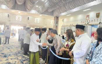 Usai Salat Id, Gubernur Kalteng Sambut Warga di Rumah Jabatan