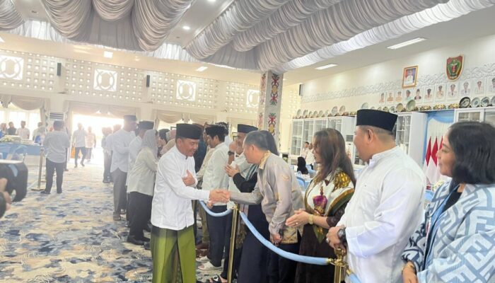 Usai Salat Id, Gubernur Kalteng Sambut Warga di Rumah Jabatan