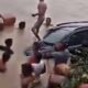 Mobil Tercebur di Dermaga Penyeberangan Sungai Pujon, Warga dan Petugas Lakukan Evakuasi