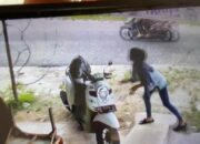 Terekam CCTV, Dua Perempuan Diduga Curi Daging Kurban Milik Warga