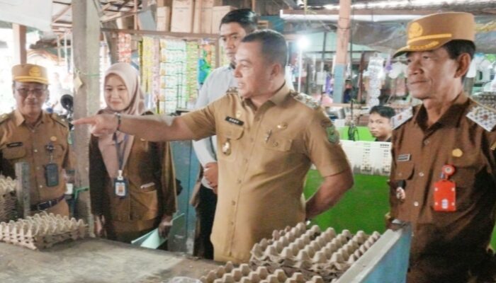 Pantau Harga Sembako di Pasar Blok R, Wabup Kapuas: Daya Beli Warga Masih Terjaga