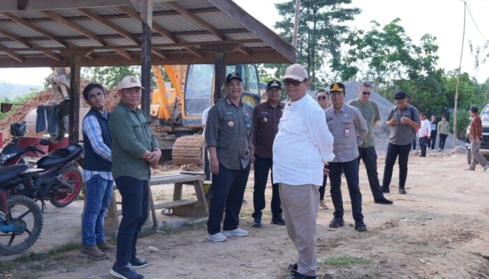 Dengar Aspirasi Warga Lewat Safari Jumat, Bupati Barito Utara Dorong Percepatan Perbaikan Jalan di Gunung Purei