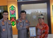 Bupati Kapuas Terima Penghargaan dari Kapolda Kalteng atas Dukungan Renovasi Mako Ditsamapta