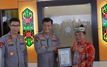 Bupati Kapuas Terima Penghargaan dari Kapolda Kalteng atas Dukungan Renovasi Mako Ditsamapta