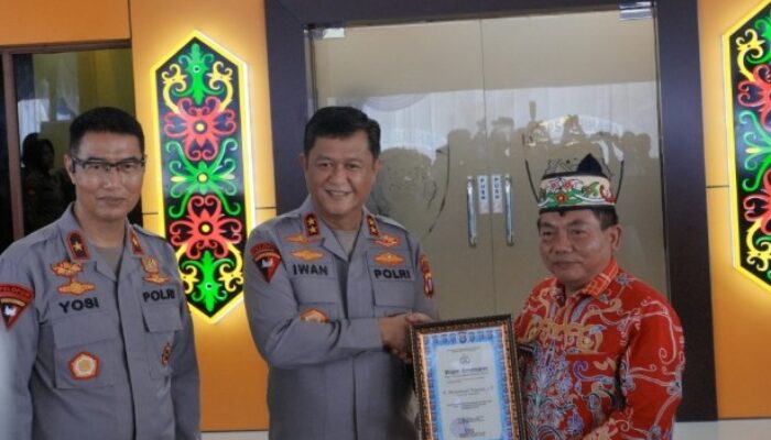 Bupati Kapuas Terima Penghargaan dari Kapolda Kalteng atas Dukungan Renovasi Mako Ditsamapta