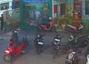 Terekam CCTV, Motor Jemaah Masjid di Palangka Raya Digondol Maling Saat Salat