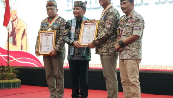Gerdayak Anugerahkan Penghargaan Kehormatan kepada Kapolda Kalteng