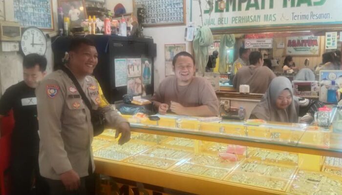 Polsek Pahandut Patroli Dialogis di Pasar Besar, Ajak Pedagang Jaga Kamtibmas