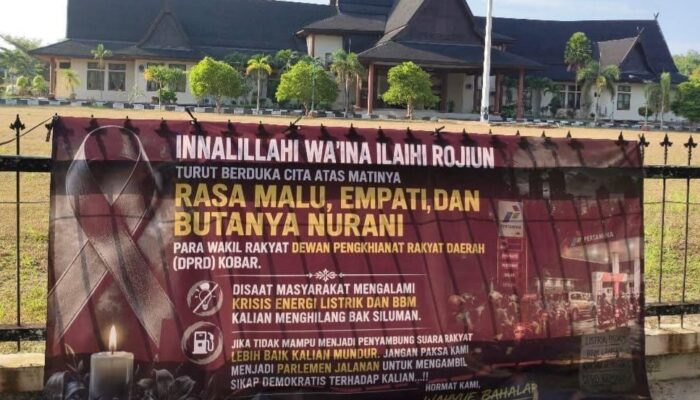 Baliho Aspirasi Warga Muncul di Dekat DPRD Kobar, Soroti Pemadaman Listrik dan Kelangkaan BBM